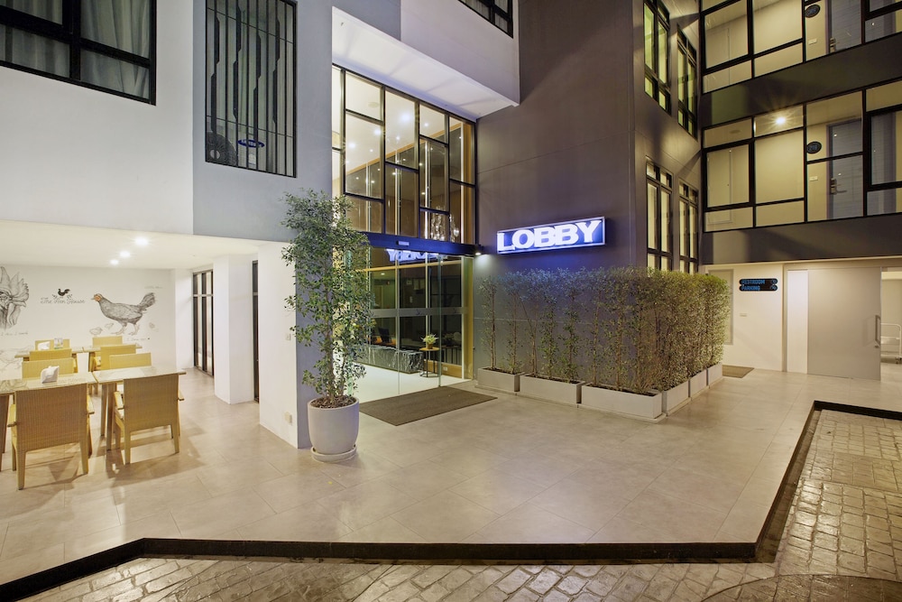 ทางเข้าล็อบบี้ Xen Hotel Nakhon Pathom ป้าย LOBBY สีน้ำเงิน