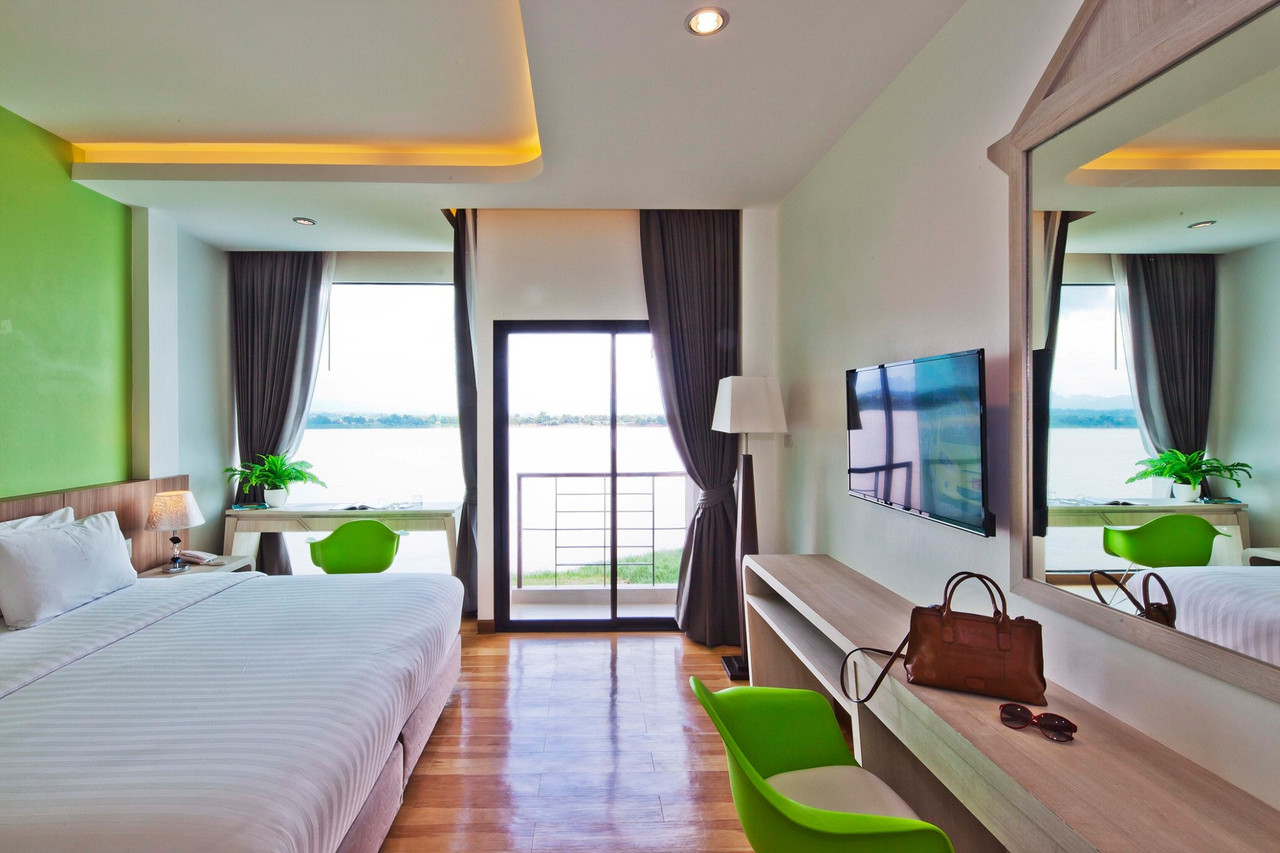 ห้องพัก The River Hotel พร้อมระเบียงมองเห็นแม่น้ำโขงและภูเขาฝั่งลาว