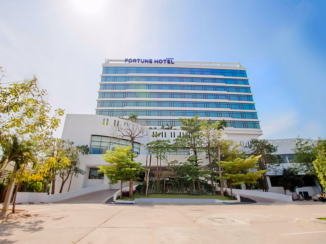 อาคารกระจกสูงของ Fortune Hotel Korat ป้าย FORTUNE HOTEL ริมถนนมิตรภาพ