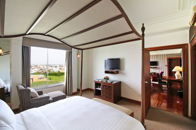 ห้องสวีทของ The Imperial Hotel Korat เตียงเสาสี่มุม วิวเมืองนครราชสีมา