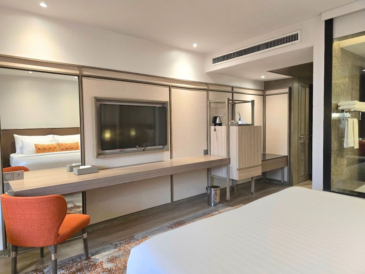 ห้องพักภายใน Sima Thani Hotel โคราช เตียงคิง พื้นลามิเนต