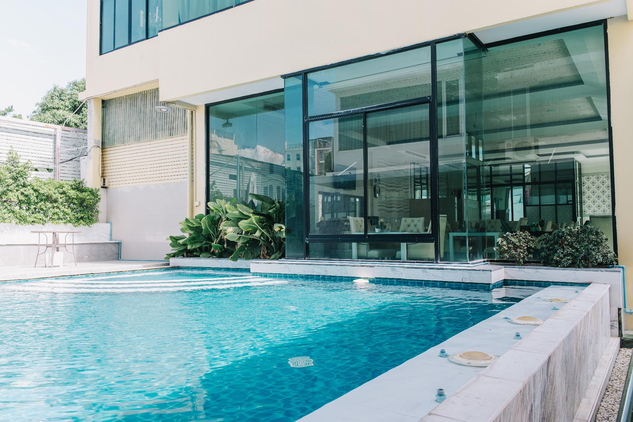 สระว่ายน้ำกลางแจ้งริมกระจกของ Aramis Hotel นครสวรรค์