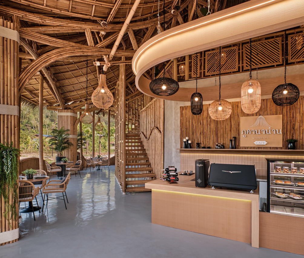 คาเฟ่ไม้ไผ่ยักษ์ภายในรีสอร์ท เคาน์เตอร์ป้ายภูคานาน่าน โคมหวายแขวน