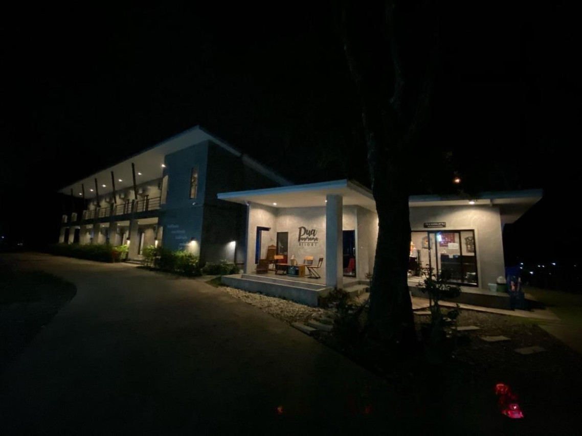 อาคาร Pua Panorama Resort สไตล์ Loft ยามค่ำพร้อมป้ายรีสอร์ท