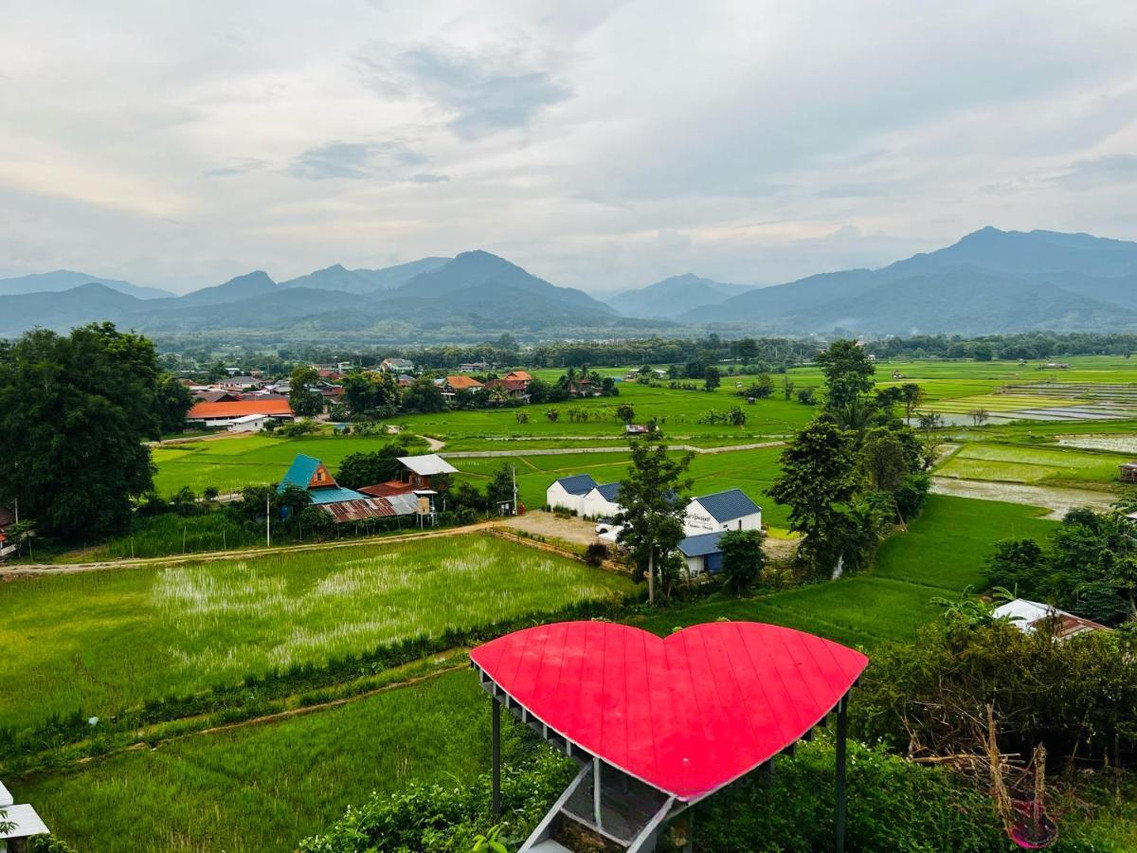 วิวทุ่งนาและทิวเขาจากรีสอร์ท กับลานหัวใจสีแดงถ่ายรูป