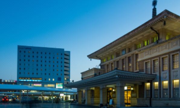 Super Hotel Lohas JR Nara ยามค่ำ สถานี JR นาราด้านหน้า