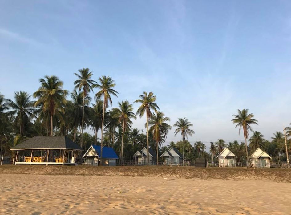 บังกะโล Banton Beach เรียงริมหาดบ้านทอน มองจากชายหาดตอนเย็น