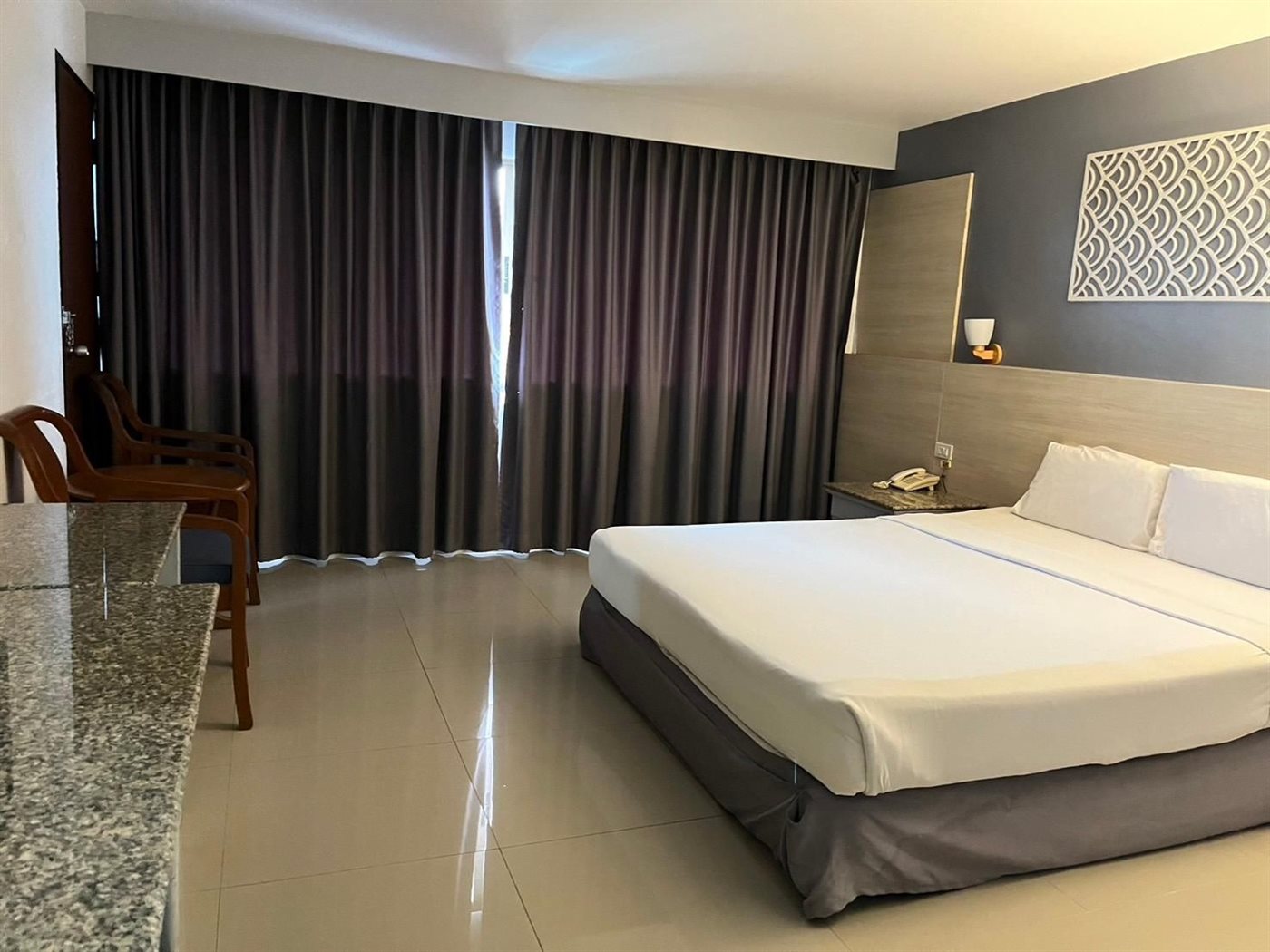 ห้องพักเตียงใหญ่ พื้นกระเบื้อง ม่านทึบ ที่ Genting Hotel สุไหงโก-ลก
