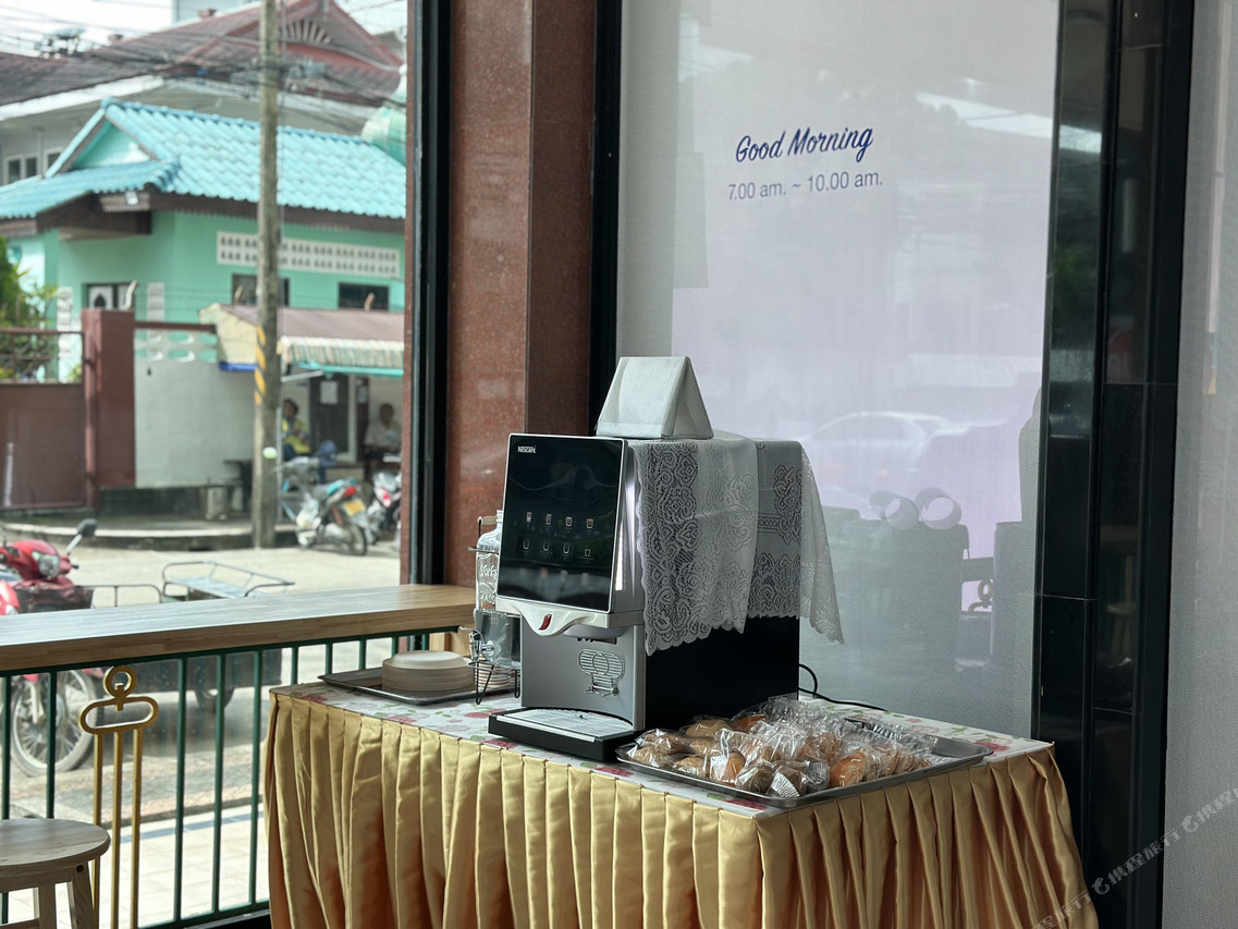 มุมกาแฟและขนมปังฟรีในล็อบบี้ Merlin Hotel ตอนเช้า