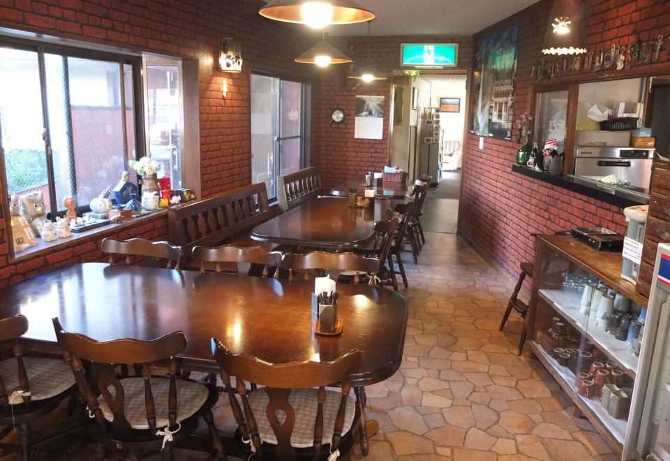 ห้องอาหารของ Turtle Inn Nikko ผนังอิฐแดง บรรยากาศอบอุ่น