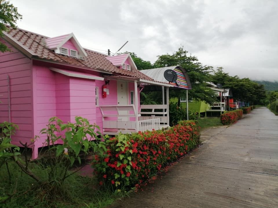 บังกะโลสีพาสเทลเรียงรายในสวน Phutawan Resort หนองบัวลำภู