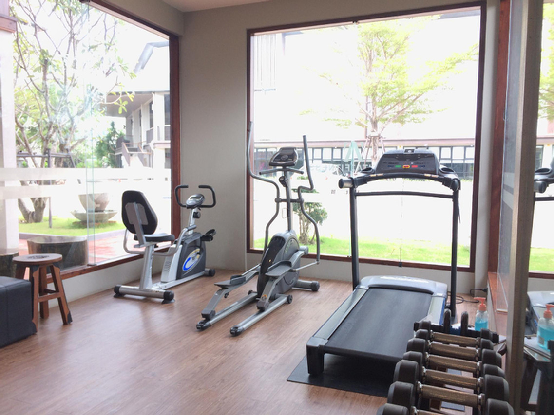 ห้องฟิตเนสกระจกใส มองออกไปเห็นสวนของ Amanta Hotel Nongkhai