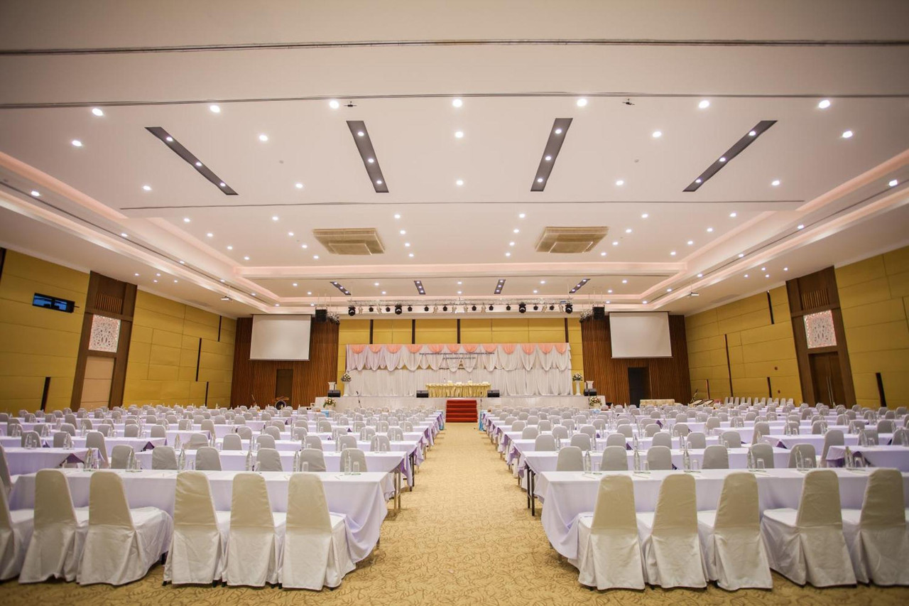 ห้องประชุม/ห้องจัดเลี้ยงขนาดใหญ่จัดแบบสัมมนา เก้าอี้คลุมผ้าขาวเรียงแถว