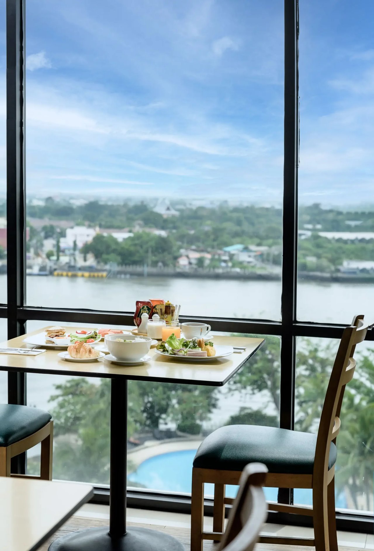 ร้าน River Cuisine โต๊ะริมกระจกมองวิวเจ้าพระยา