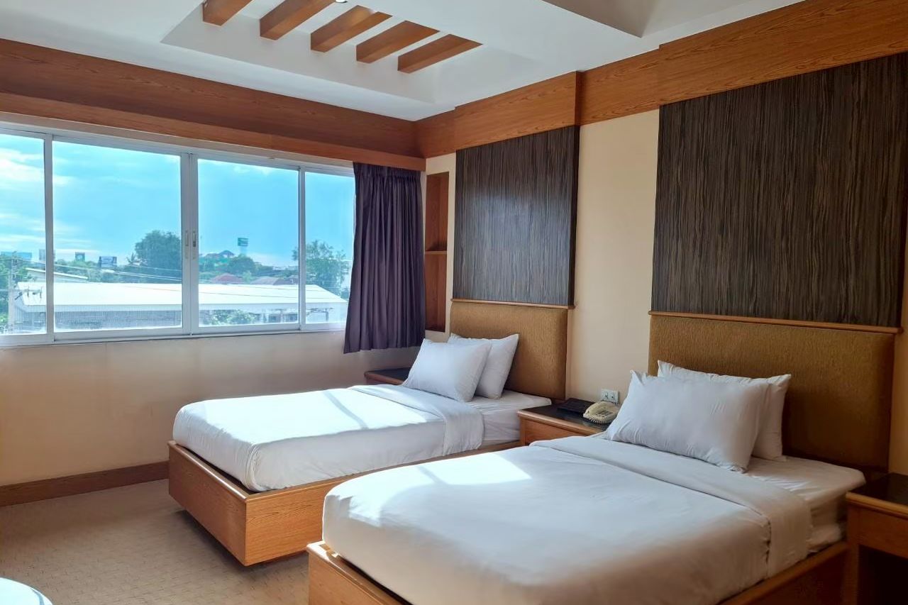 ห้อง Standard Twin ของ The Rich Hotel มีหน้าต่างกว้างมองเห็นย่านนนทบุรี