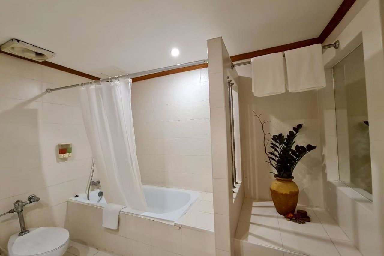ห้องน้ำในห้องพักพร้อมอ่างแช่ตัว The Rich Hotel นนทบุรี