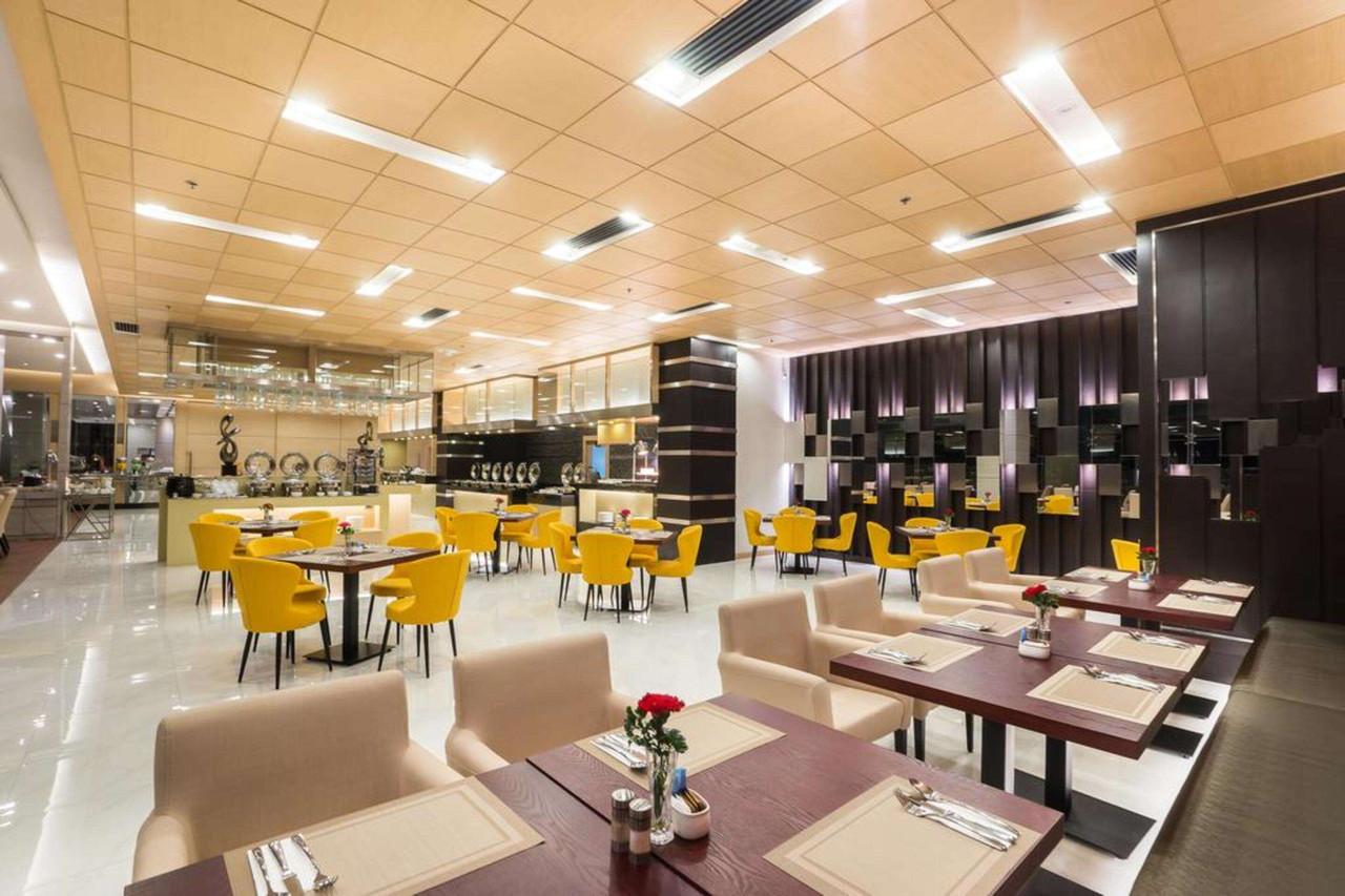 Vivanda restaurant with the breakfast buffet area
