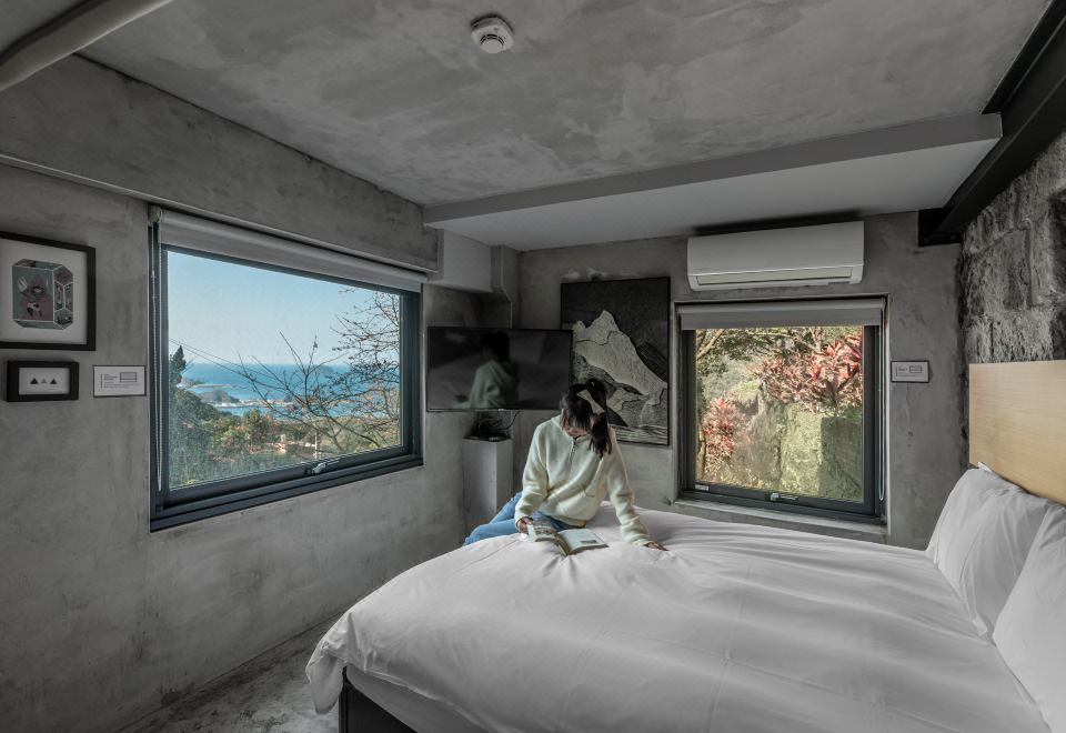 บรรยากาศภายในเกสต์เฮ้าส์ดีไซน์มินิมอล The Ore Easy Stay