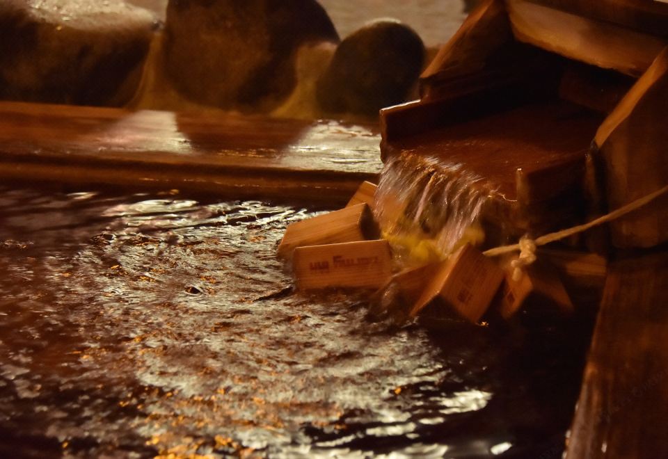 บ่อน้ำพุร้อนธรรมชาติ Akari no Yu ของ Dormy Inn Premium Otaru น้ำไหลจากรางไม้แบบดั้งเดิม