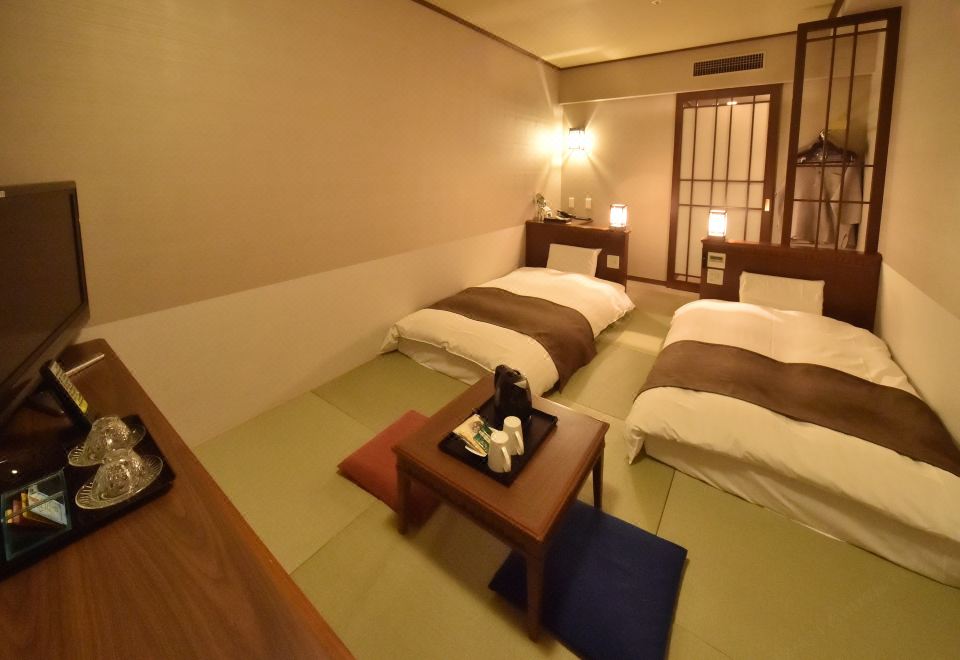 ห้องพักสไตล์ญี่ปุ่น-ตะวันตก พื้นทาทามิ โต๊ะต่ำ เตียงคู่ โคมไฟกระดาษ Dormy Inn Premium Otaru