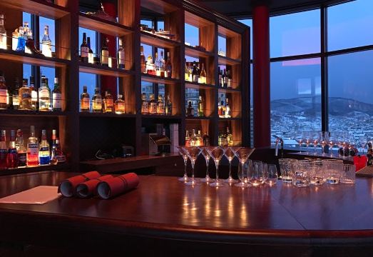 บาร์ Duomo Rosso ชั้นสูงสุด Hotel Nord Otaru วิวเมืองโอตารุยามค่ำ