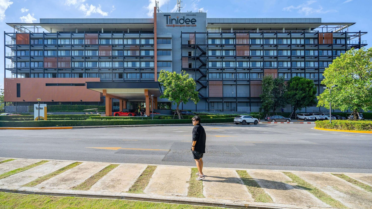 อาคารด้านหน้า Tinidee Hotel Bangkok Golf Club พร้อมป้ายโรงแรม บางกะดี ปทุมธานี