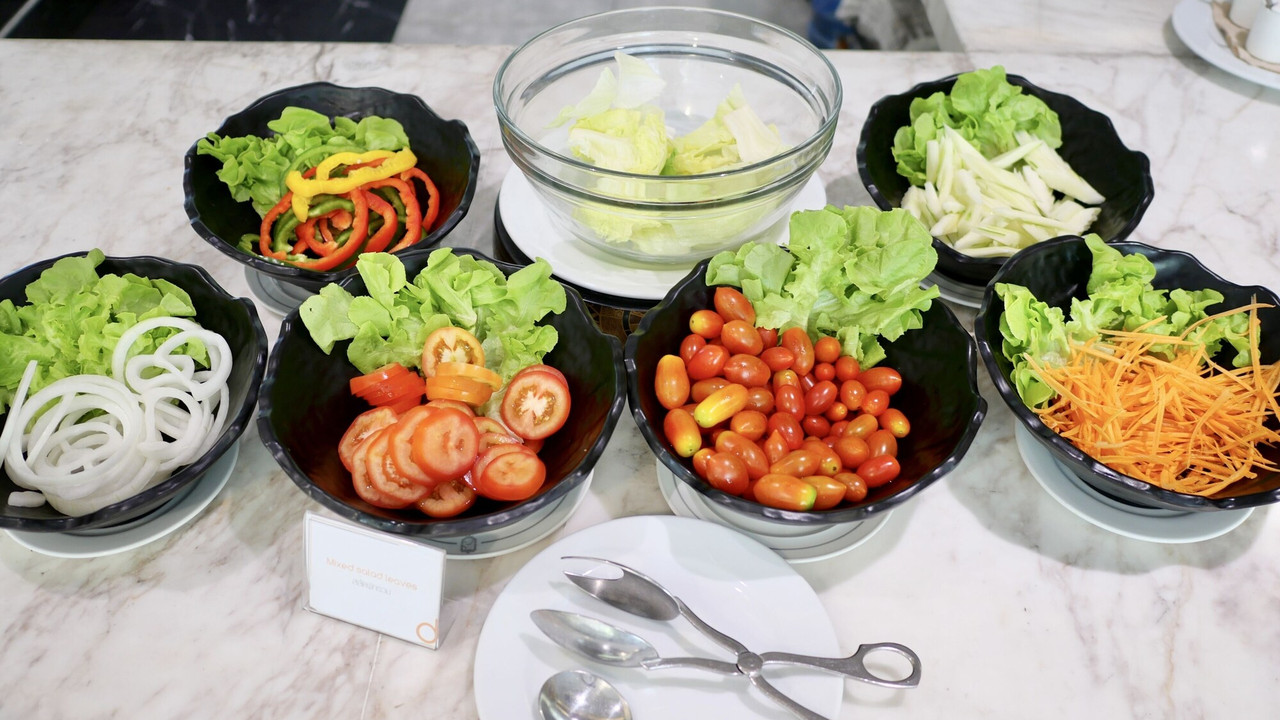 บุฟเฟ่ต์อาหารเช้าที่ Café Nidee สลัดบาร์ผักสด