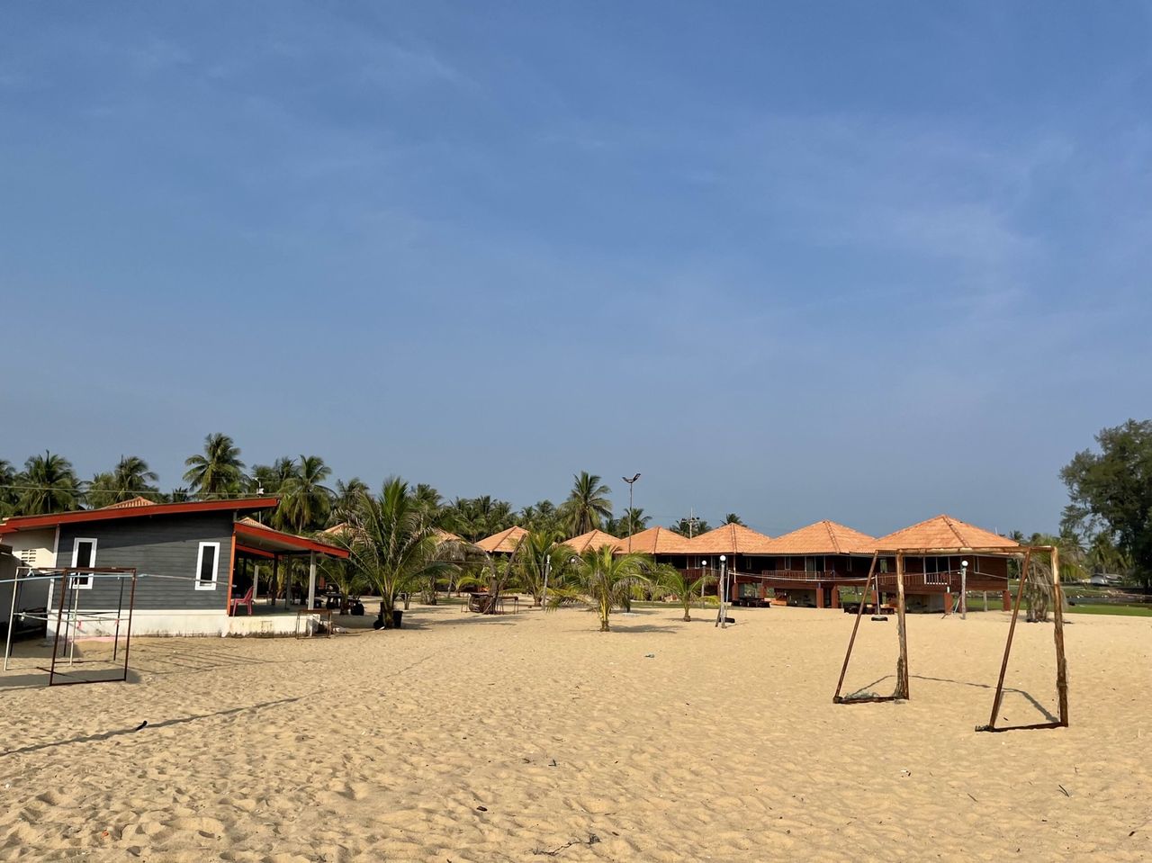 ภาพรวม D Tama Beach Resort บังกะโลหลังคากระเบื้องใต้ทิวมะพร้าวริมหาดแหลมโพธิ์
