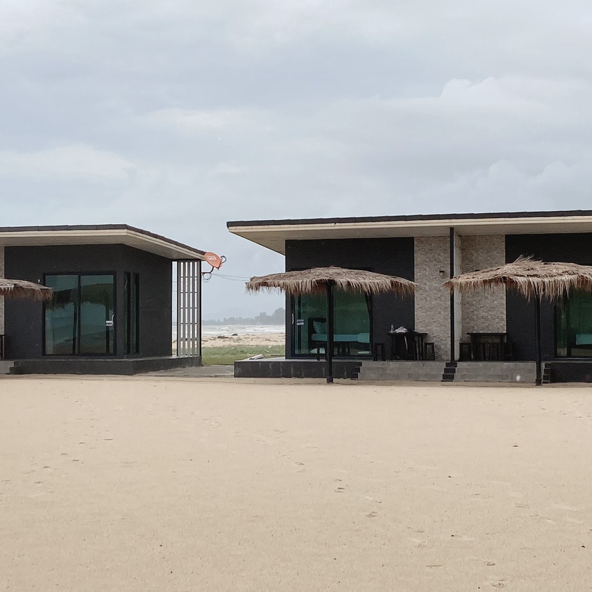 อาคารห้องพักติดทะเลของ Forest Beach Resort ปัตตานี ผนังกระจกหันออกหาด