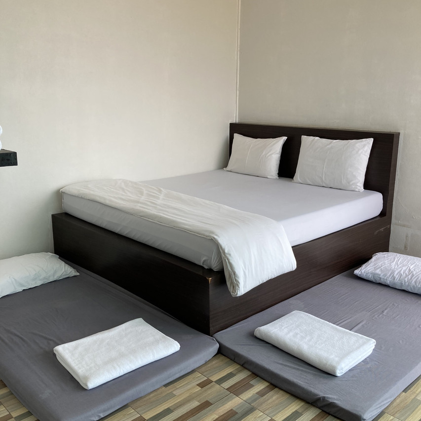 ห้องพักภายในเรียบง่าย เตียงไม้กับที่นอนเสริมบนพื้น