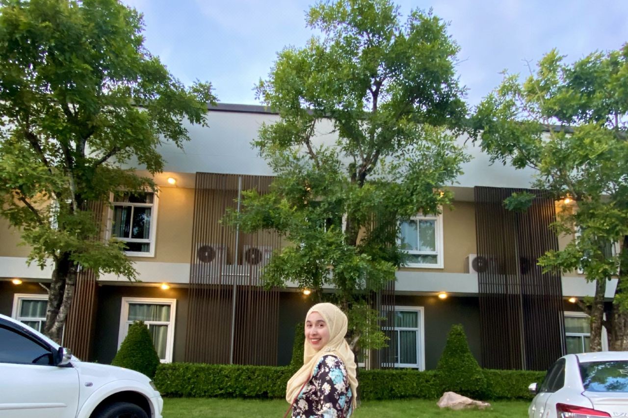 อาคารห้องพักสองชั้นดีไซน์ระแนงไม้แนวตั้ง ท่ามกลางต้นไม้เขียว