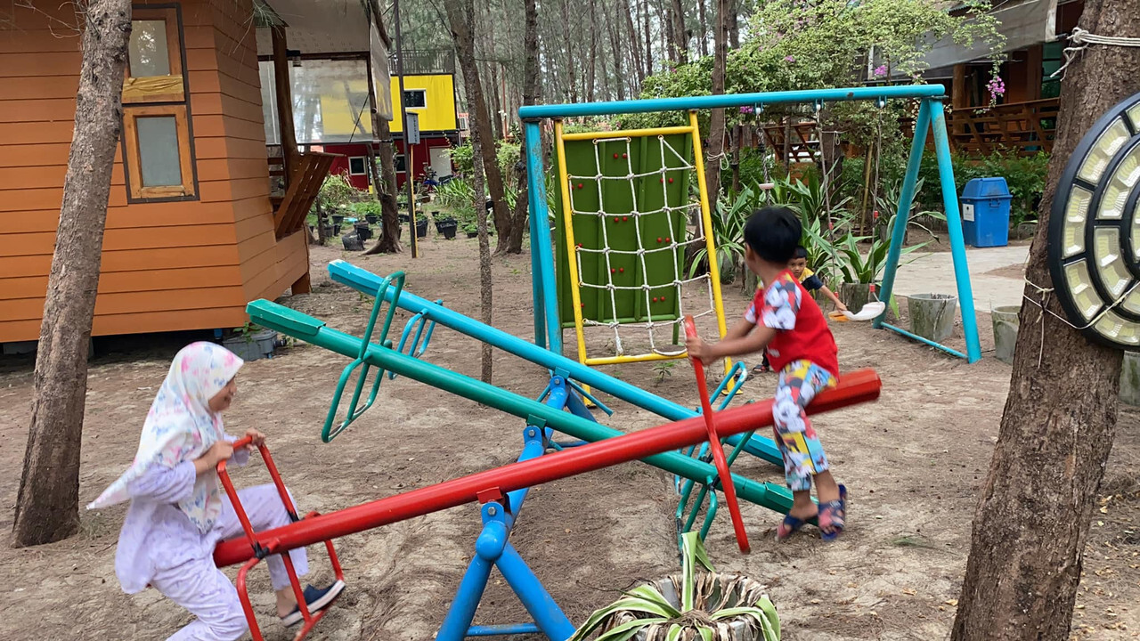 สนามเด็กเล่นใต้ทิวสนของ Relax De Tuwah Beach Resort ปัตตานี