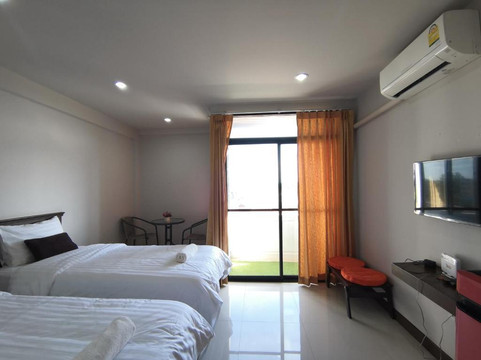 ห้องพัก Twin Superior ของ The Rooms Residence มีเตียงคู่ แอร์ และระเบียง