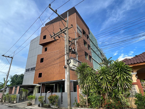 ตัวตึก The Rooms Residence มุมถนน หน้าตึกบุไม้ระแนง