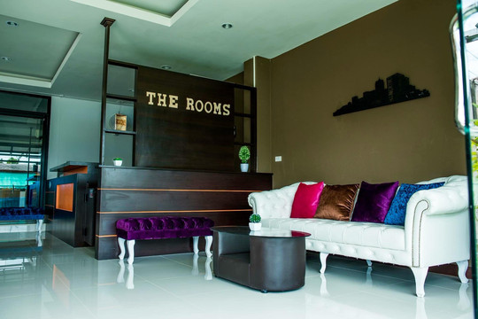 ล็อบบี้ The Rooms Residence พร้อมเคาน์เตอร์ต้อนรับและโซฟา
