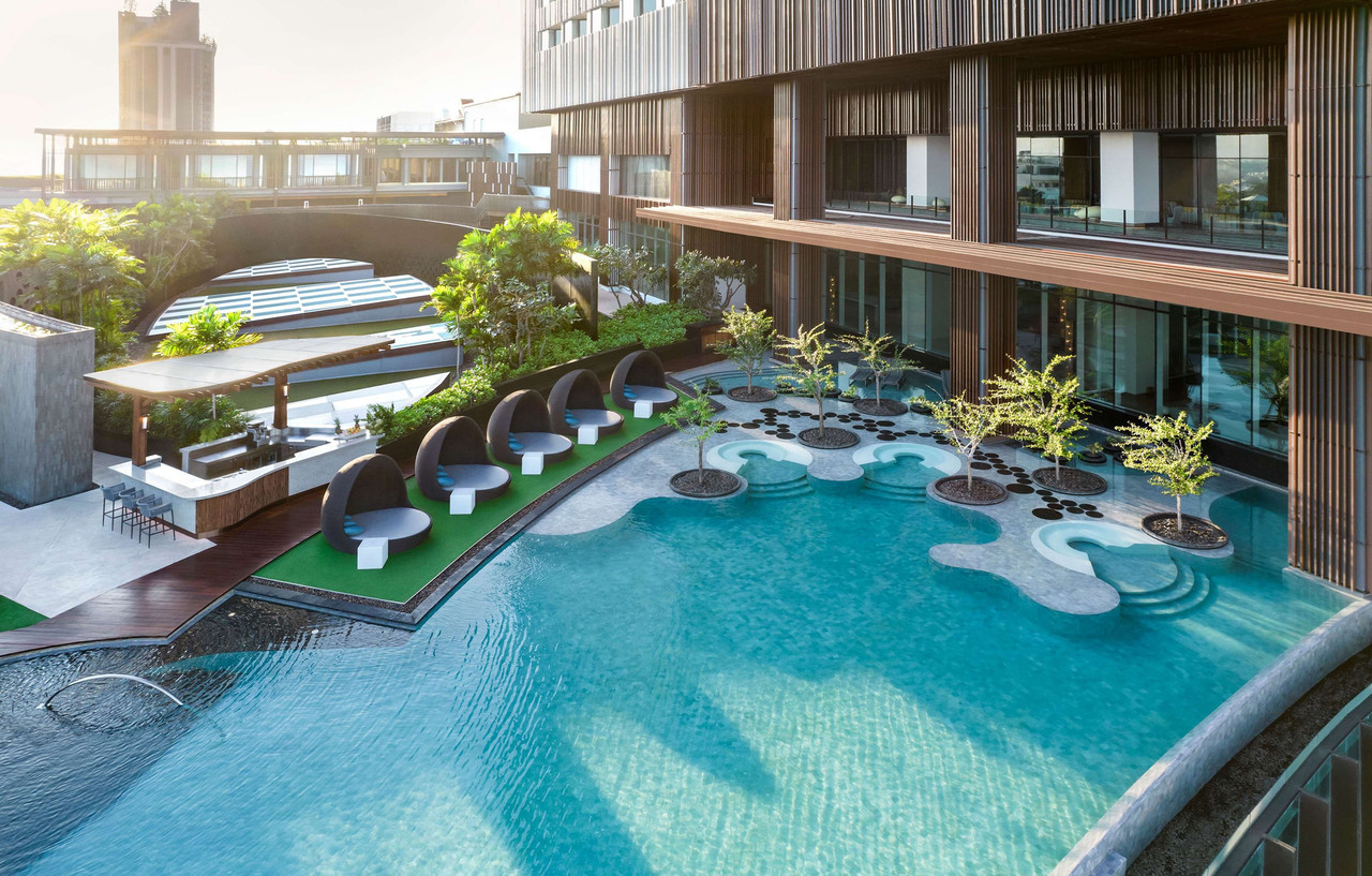 สระ infinity กลางแจ้งพร้อมเก้าอี้เอนริมสระ
