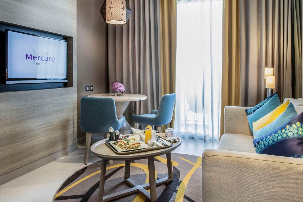 ห้องพักสไตล์ contemporary ของ Mercure พร้อมโซฟาและระเบียง
