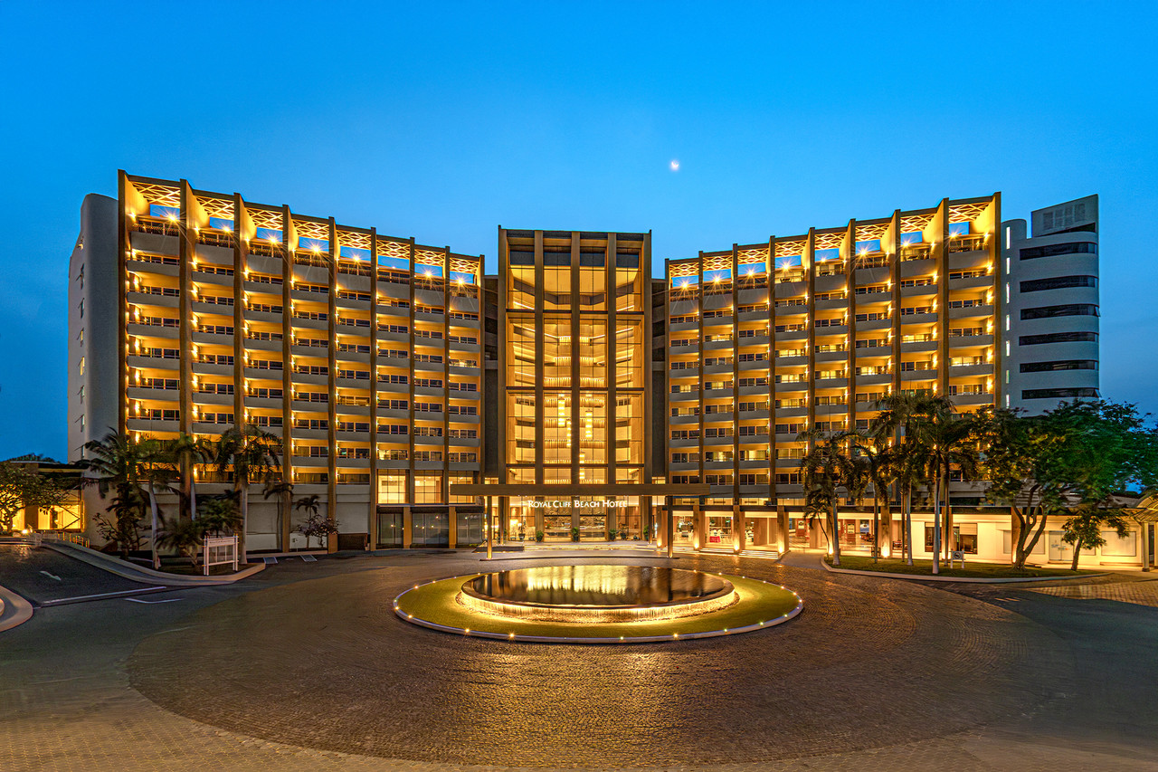 อาคารโรงแรม Royal Cliff Beach Hotel ยามค่ำพร้อมลานน้ำพุด้านหน้า