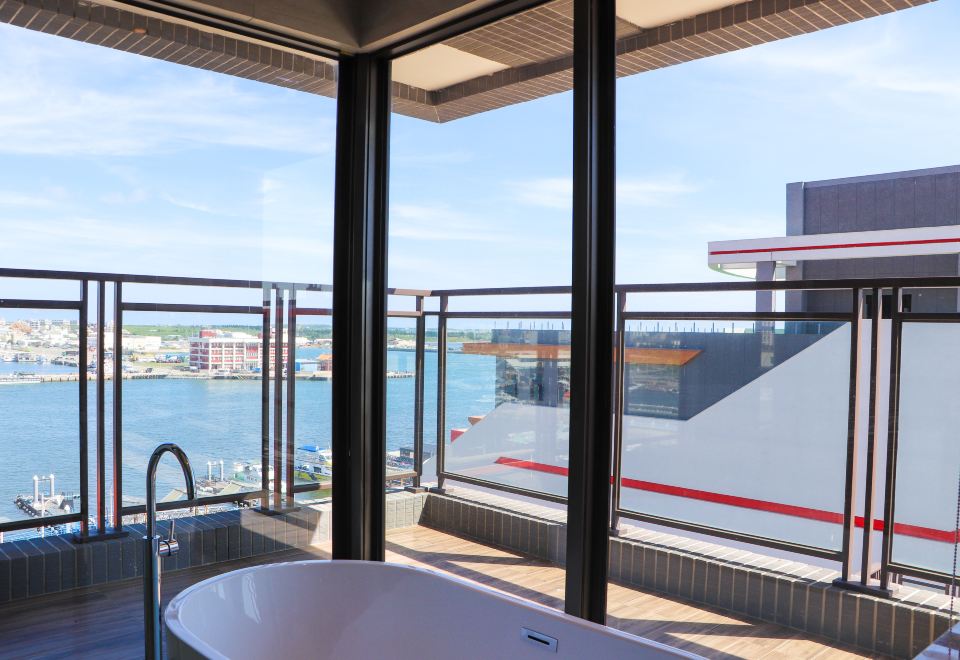 ห้องพักสไตล์เรือ Penghu Loft Room วิวท่าเรือจากหน้าต่างบานใหญ่