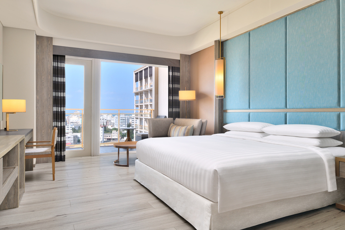 ห้องพัก Deluxe Harbor View ของ Four Points Sheraton เผิงหูพร้อมระเบียงวิวอ่าว