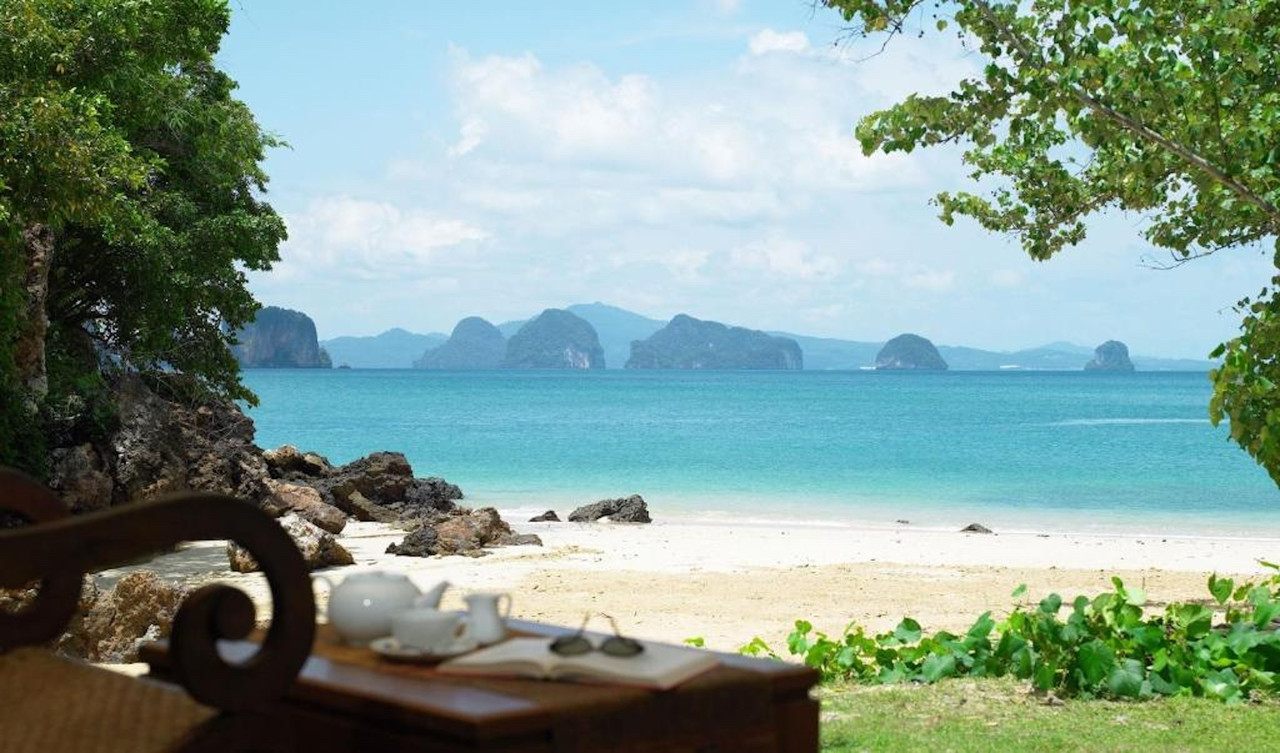 มุมนั่งเล่นริมหาดส่วนตัวมองออกไปเห็นเกาะหินกลางทะเล