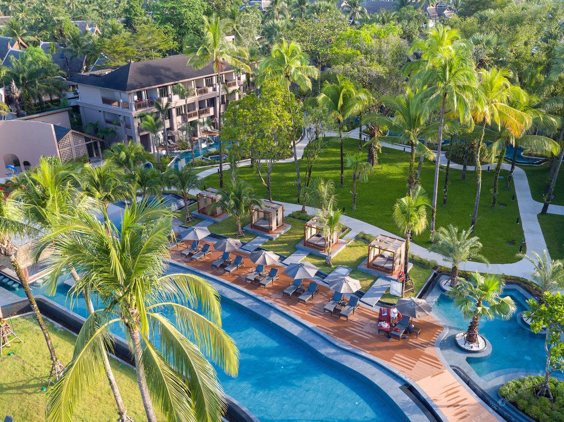 มุมสูงแสดงสระ lagoon และสวนของ La Flora Khao Lak