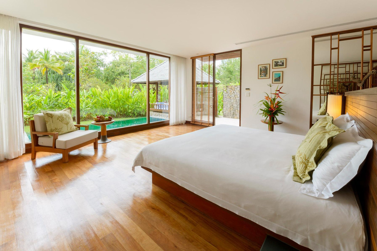 ห้อง Pool Residence ของ The Sarojin เปิดออกสู่สระส่วนตัวและสวนเขียว