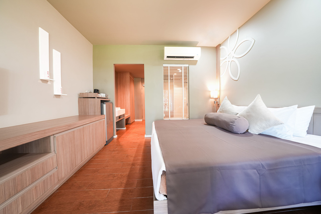 Guest room in warm tones with the TUI Blue flower motif above the bed