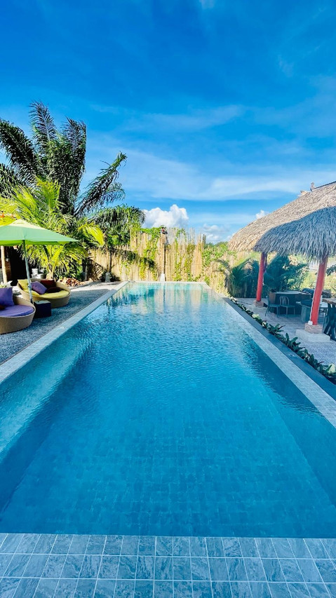 สระ infinity ริมคลองของ Canal Village Pakpra ท่ามกลางสวนและศาลามุงจาก