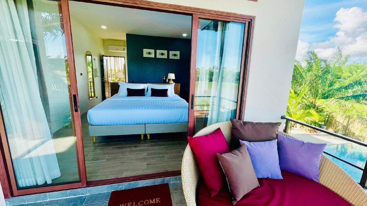 ห้อง Deluxe River View พร้อมระเบียงเดย์เบดมองออกคลองปากประ