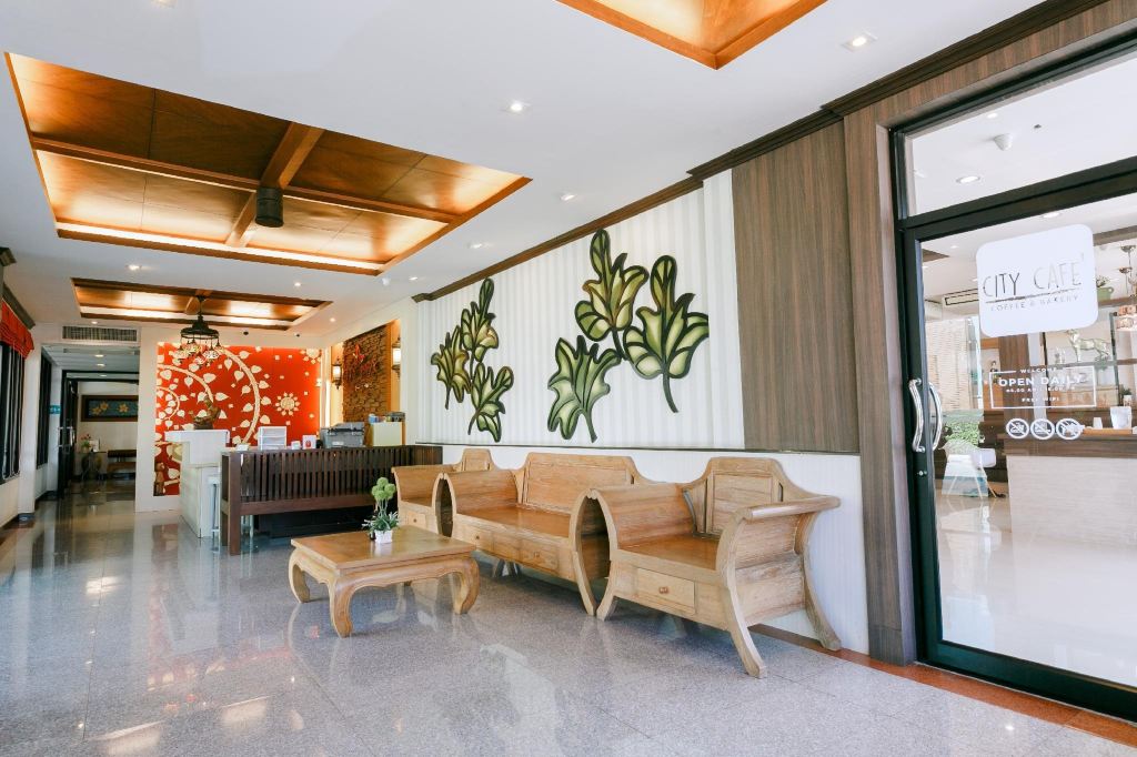 ล็อบบี้และทางเข้า City Cafe คาเฟ่ในตัวอาคาร City Park Hotel Phatthalung