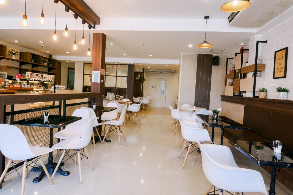City Cafe คาเฟ่และเบเกอรีชั้นล่าง City Park Hotel Phatthalung โต๊ะเก้าอี้สีขาว
