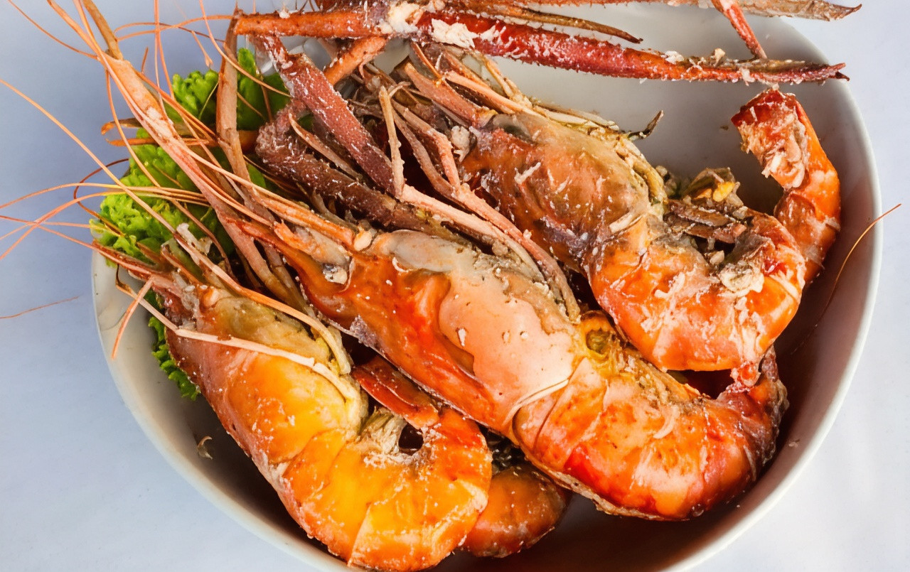 กุ้งแม่น้ำเผาตัวโตจานเด่นของร้าน Riverside ที่ Lampam Resort