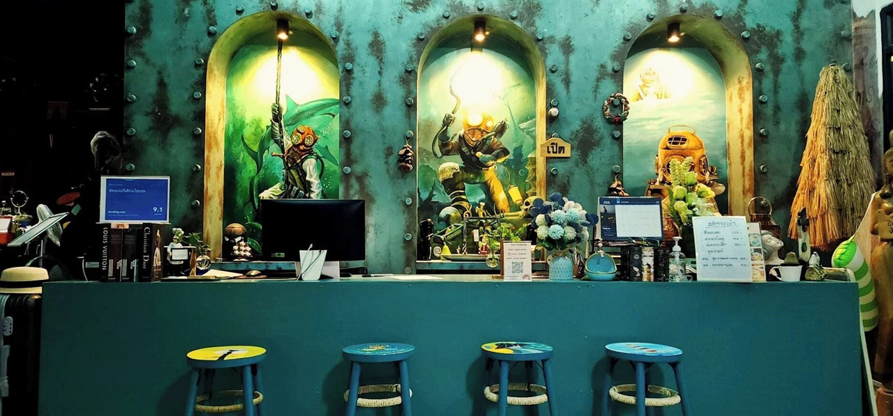 คาเฟ่ในตัวผนังเพนต์ลายนักดำน้ำ เคาน์เตอร์สีฟ้าเขียว